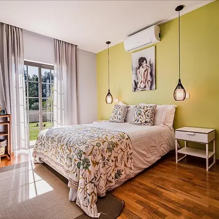 Spacious In With A Private Year-round Pool 别墅