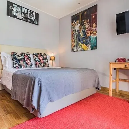 Spacious In With A Private Year-round Pool 别墅