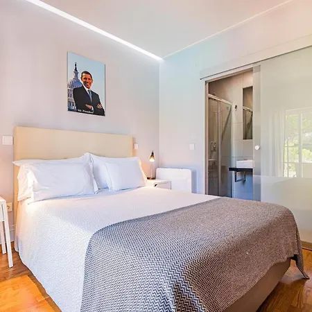 Spacious In With A Private Year-round Pool Sesimbra