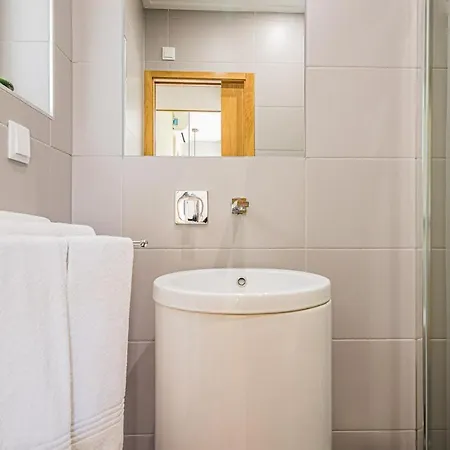 Spacious In With A Private Year-round Pool 别墅 *