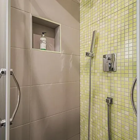 Spacious In With A Private Year-round Pool 别墅 *