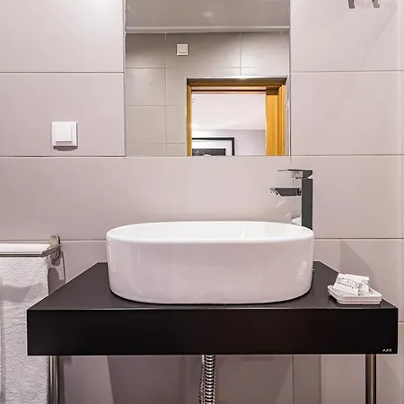 Spacious In With A Private Year-round Pool 别墅 塞辛布拉