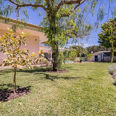 Spacious In With A Private Year-round Pool 别墅