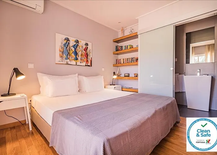 Spacious In With A Private Year-round Pool Sesimbra